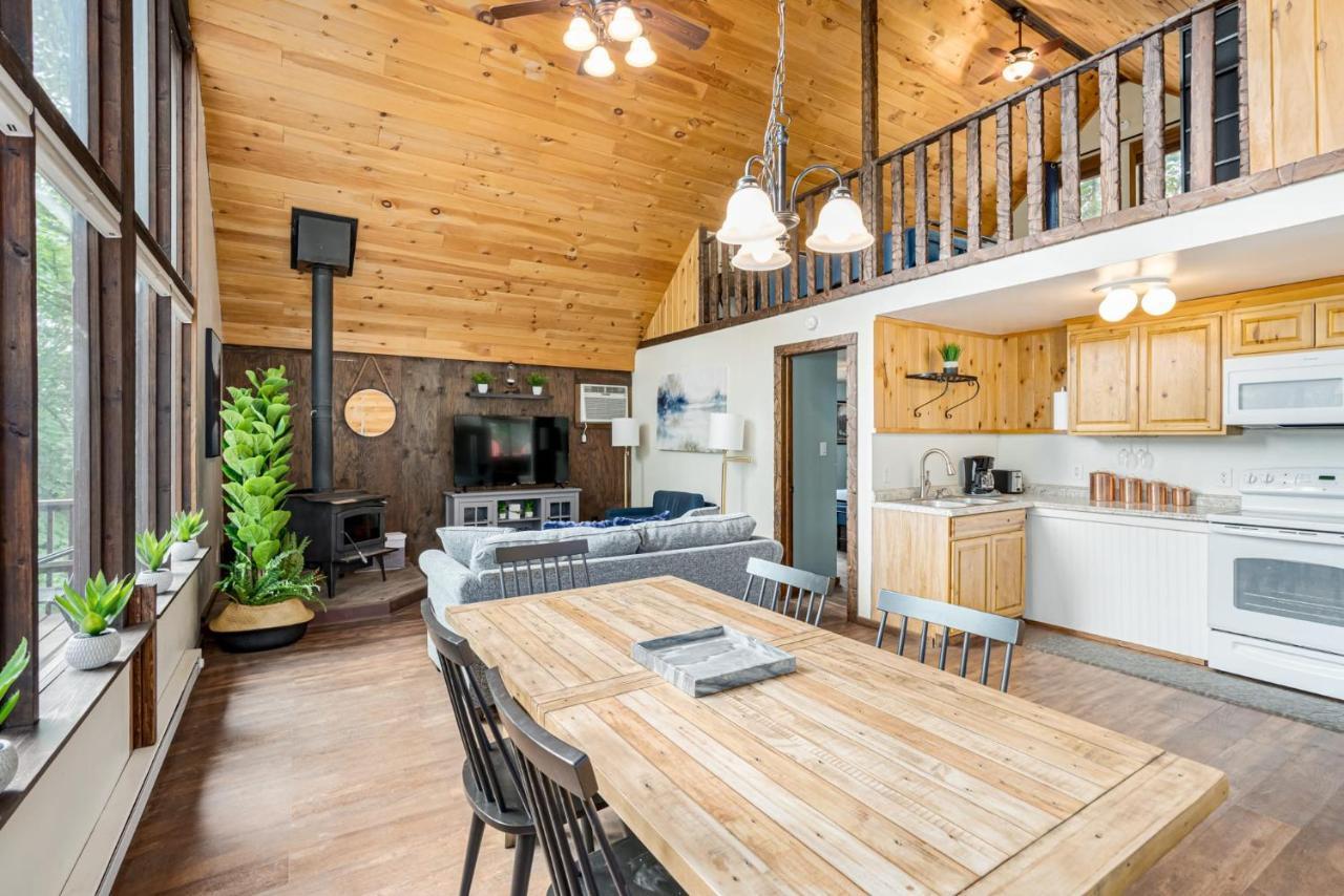 Quaint Loft Cabin W Hot Tub, Firepit, Deck & Grill Hedgesville Bagian luar foto