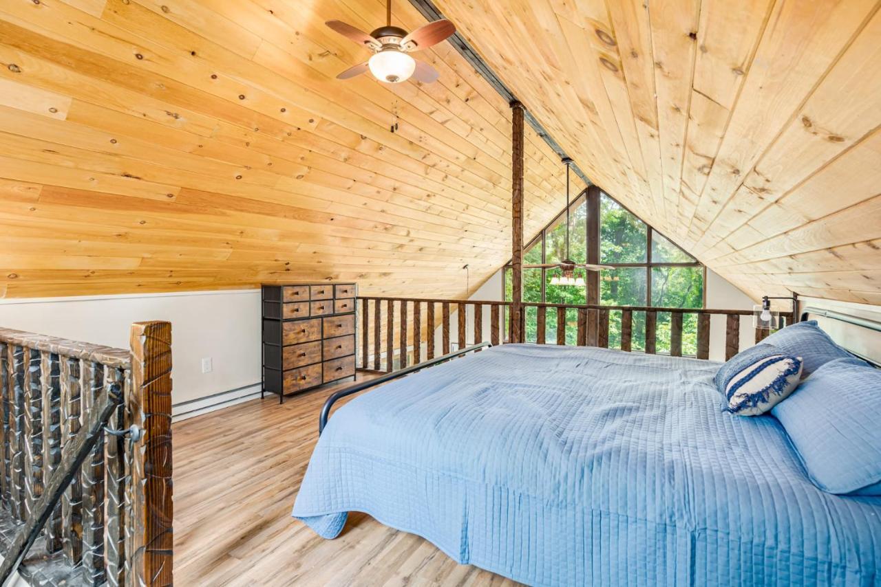 Quaint Loft Cabin W Hot Tub, Firepit, Deck & Grill Hedgesville Bagian luar foto