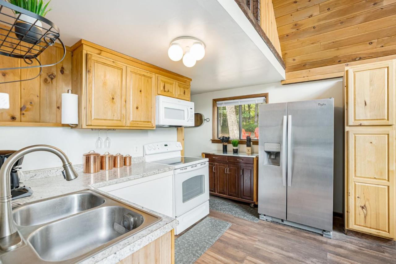 Quaint Loft Cabin W Hot Tub, Firepit, Deck & Grill Hedgesville Bagian luar foto