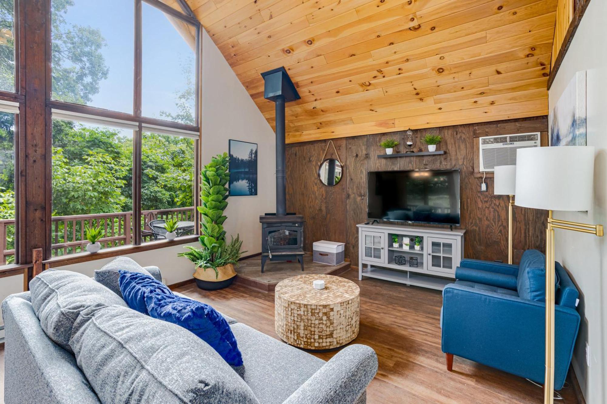 Quaint Loft Cabin W Hot Tub, Firepit, Deck & Grill Hedgesville Bagian luar foto