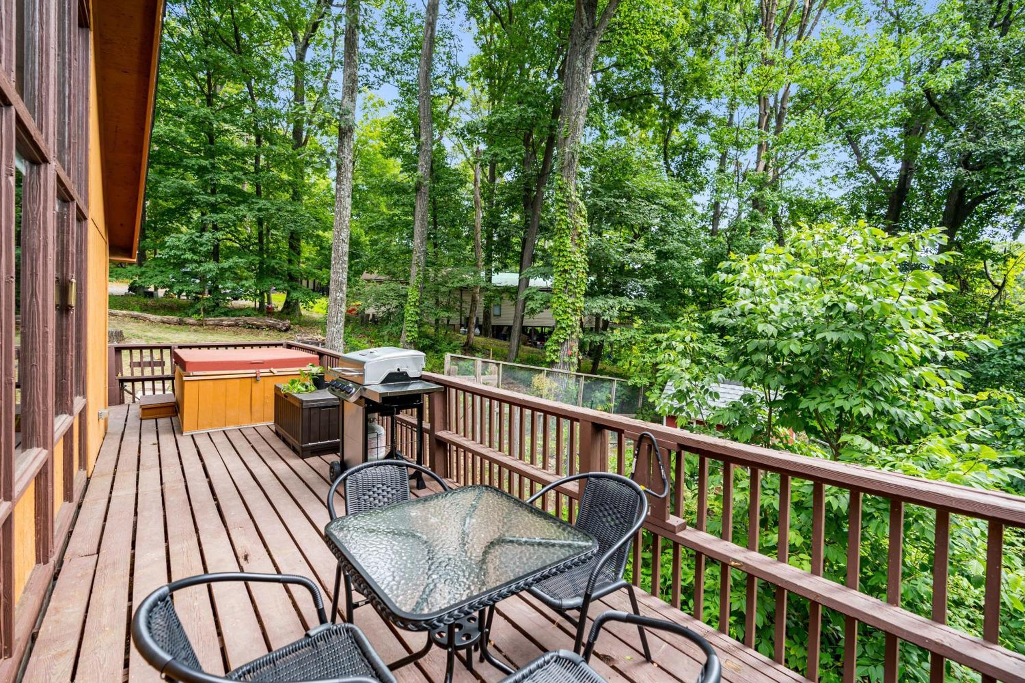 Quaint Loft Cabin W Hot Tub, Firepit, Deck & Grill Hedgesville Bagian luar foto