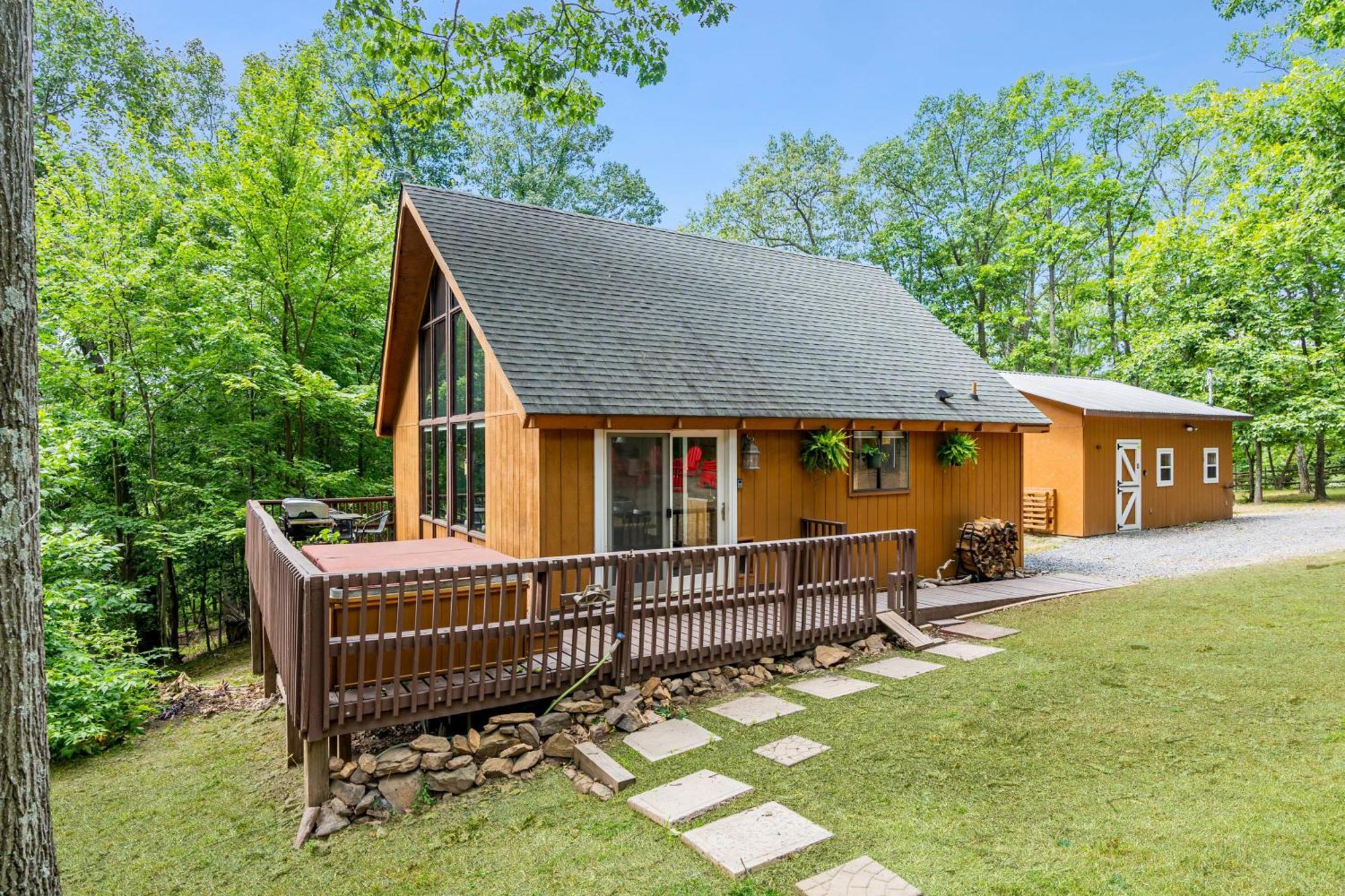 Quaint Loft Cabin W Hot Tub, Firepit, Deck & Grill Hedgesville Bagian luar foto
