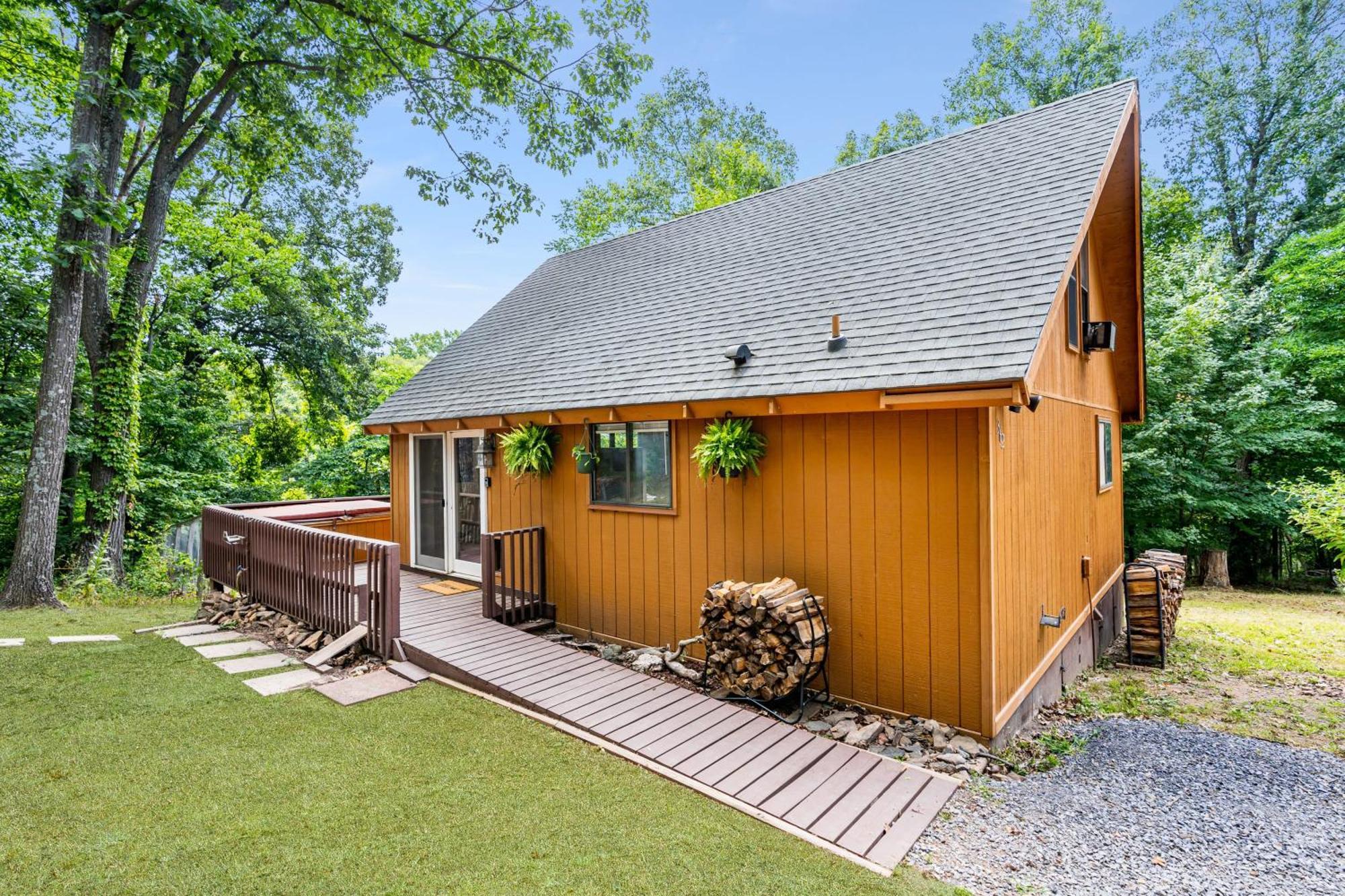 Quaint Loft Cabin W Hot Tub, Firepit, Deck & Grill Hedgesville Bagian luar foto