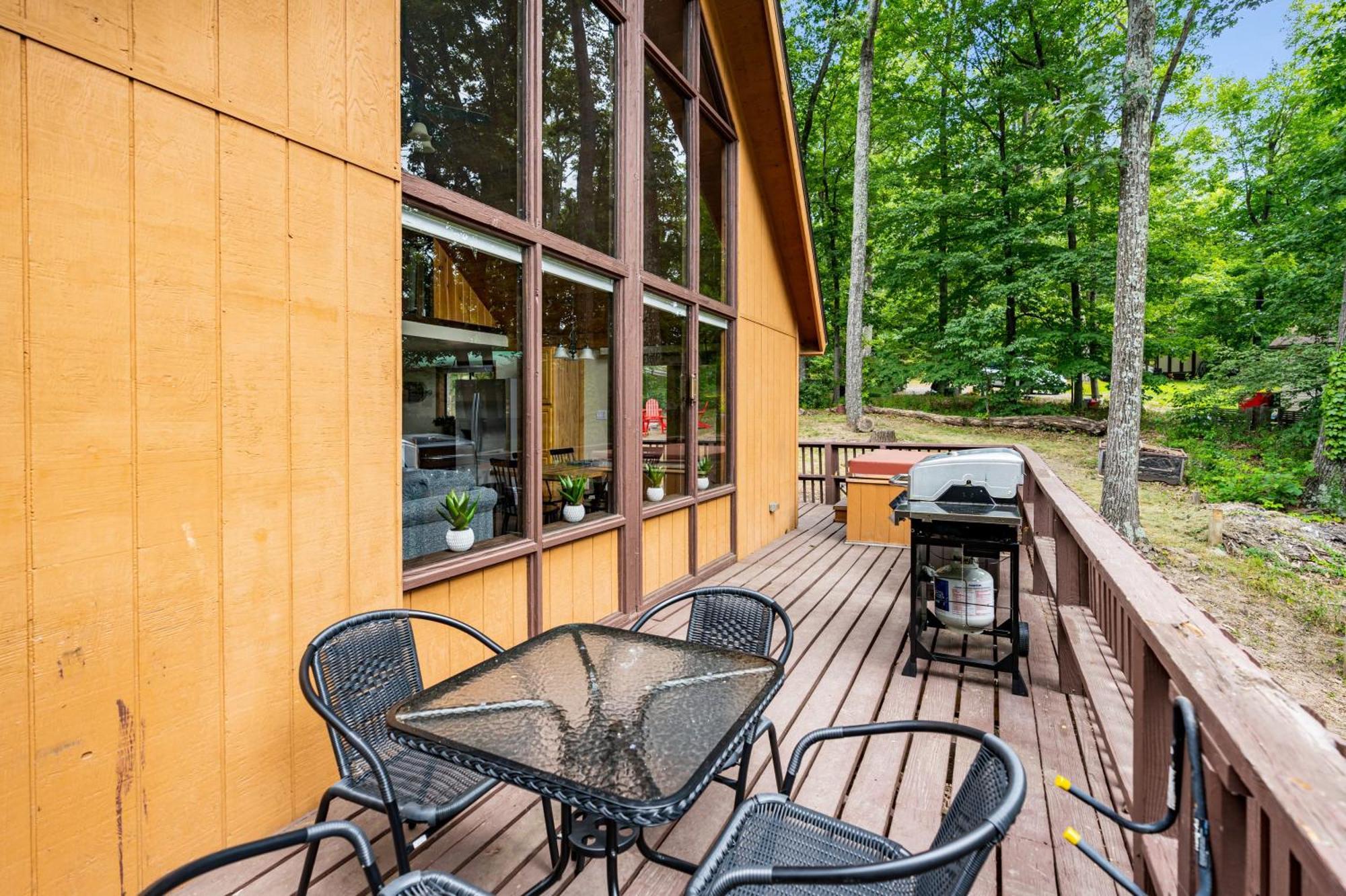 Quaint Loft Cabin W Hot Tub, Firepit, Deck & Grill Hedgesville Bagian luar foto