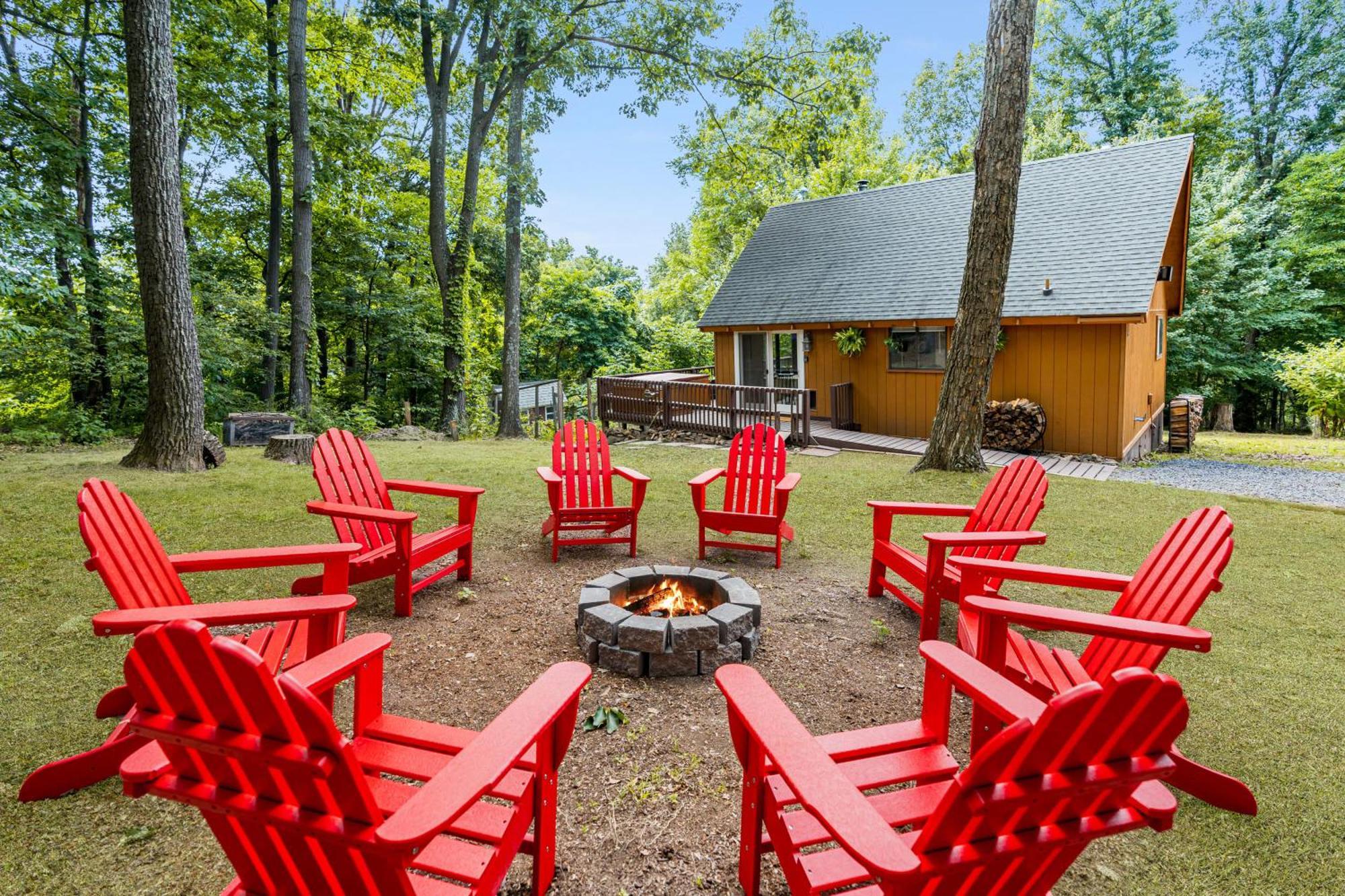 Quaint Loft Cabin W Hot Tub, Firepit, Deck & Grill Hedgesville Bagian luar foto